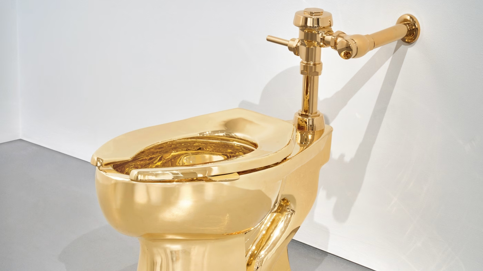 Золотой унитаз художника Маурицио Каттелана выставят на аукцион - свежие новости на Toplenta по теме life