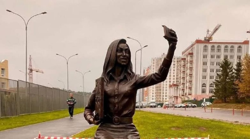 Букварь и торчащие соски — скульптура напротив школы - свежие новости на Toplenta по теме ств