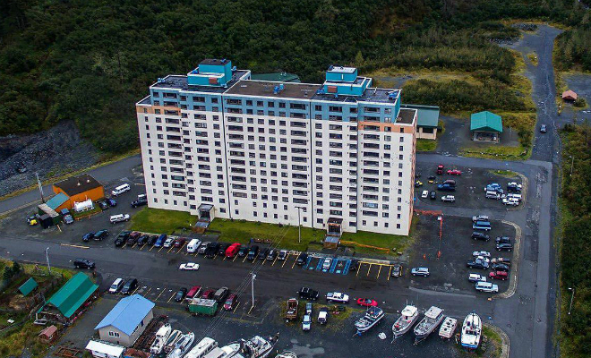 Все жители города решили переехать жить в одно здание, оно самое большое на Аляске - похожая новость на Toplenta