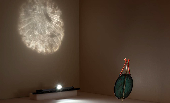 Работник музея обратил внимание на странное зеркало и после проверки обнаружил в нем спрятанное изображение - свежие новости на Toplenta