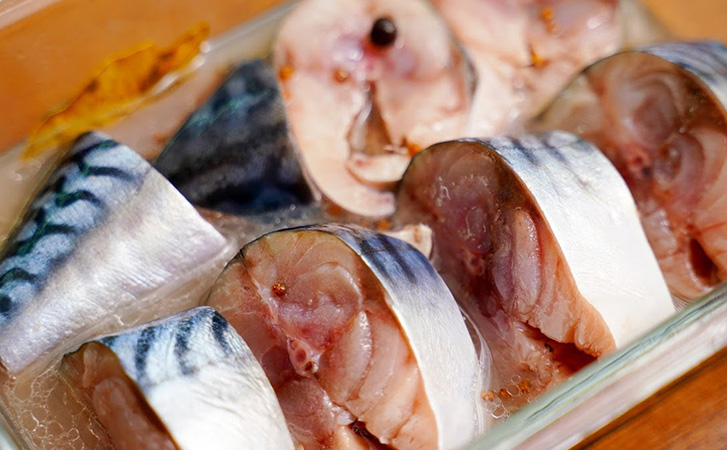 Нежнейшая скумбрия в маринаде за 5 минут: малосольную рыбу еще так не мариновали - похожая новость на Toplenta