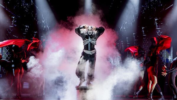 Театральные новинки декабря: не пропустите мюзикл «Москва от заката до рассвета - свежие новости на Toplenta по теме оман