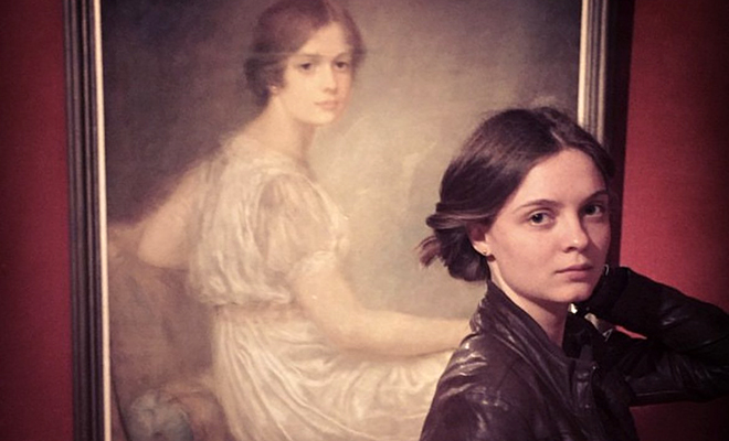 Девушка отправилась в музей и внезапно увидела себя картине на 100-летней давности - свежие новости на Toplenta по теме музей