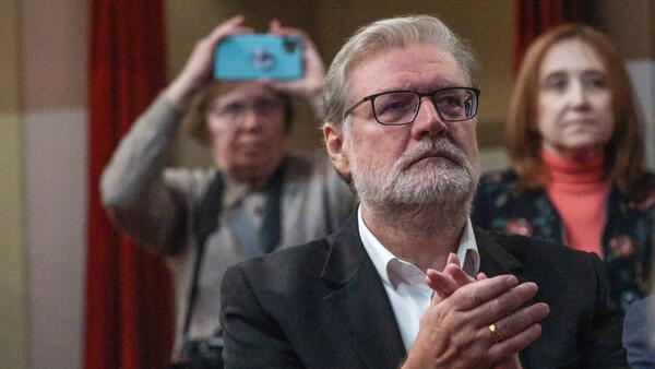 Заплаканная Максакова встала на колени возле гроба Симонова - свежие новости на Toplenta по теме Юрий Грымов