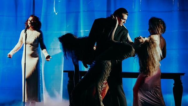 Макбет» в новом формате: Никита Пирожков представил трагедию в стиле кабаре с песнями и танцами - свежие новости на Toplenta по теме с