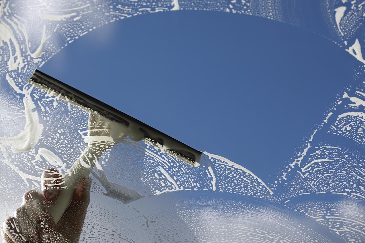 Все хозяйки стремятся вымыть окна в Чистый четверг, но так ли важно сделать это именно в святой день - свежие новости на Toplenta