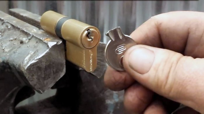 Как легко достать обломок сломанного ключа из замка - свежие новости на Toplenta