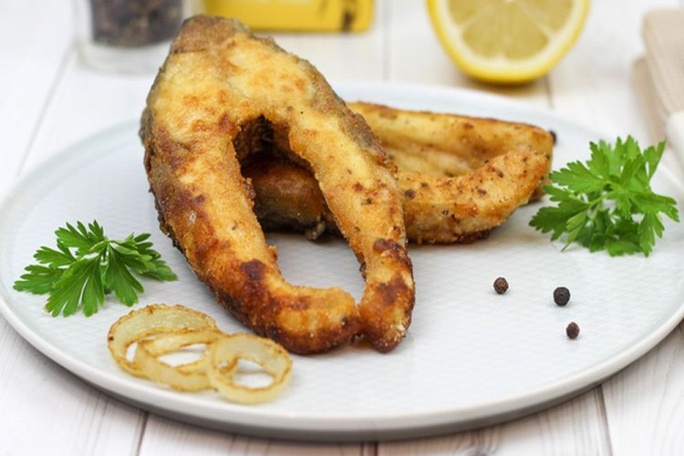 Чтобы во время жарки рыбы масло не разлетелось по кухне, достаточно использовать немного воды - похожая новость на Toplenta