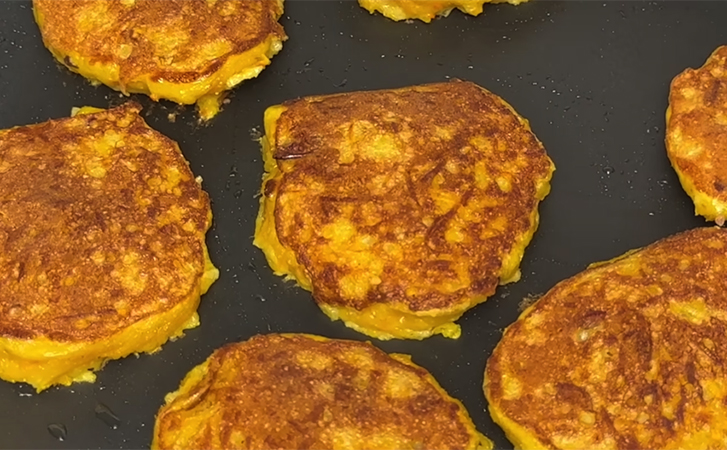 Пышные оладьи из тыквы и яблок: сладость без сахара и лишних калорий - свежие новости на Toplenta по теме Яблоко