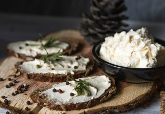 Смешали литр молока с кефиром: сливочная намазка теперь заменяет масло - похожая новость на Toplenta