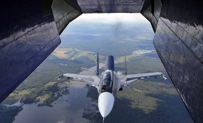 Пилот истребителя «заглянул» внутрь транспортника и замер на месте не подчиняясь законам физики: видео - свежие новости на Toplenta по теме истребитель