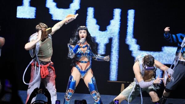 Что с ней такое? Кэти Перри неприятно поразила своей выходкой - свежие новости на Toplenta по теме age