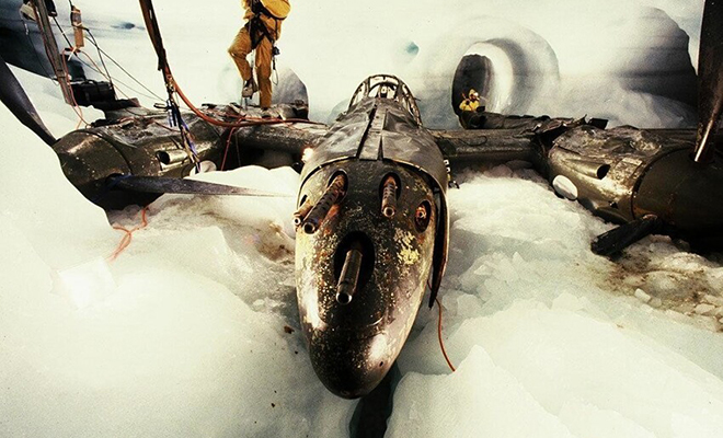 Геологи брали пробы ледника и сканер показал, что на глубине 15 метров металл. Подо льдом лежал самолет целиком - похожая новость на Toplenta