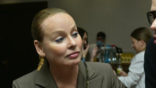 Оказавшуюся на грани банкротства Жанну Эппле хотят лишить звания - похожая новость на Toplenta