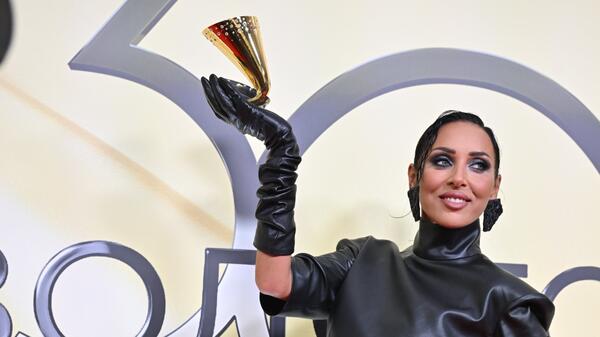 Золушка в поисках принца: Алсу появилась на банкете с серебряной туфлей в руке - свежие новости на Toplenta по теме асо