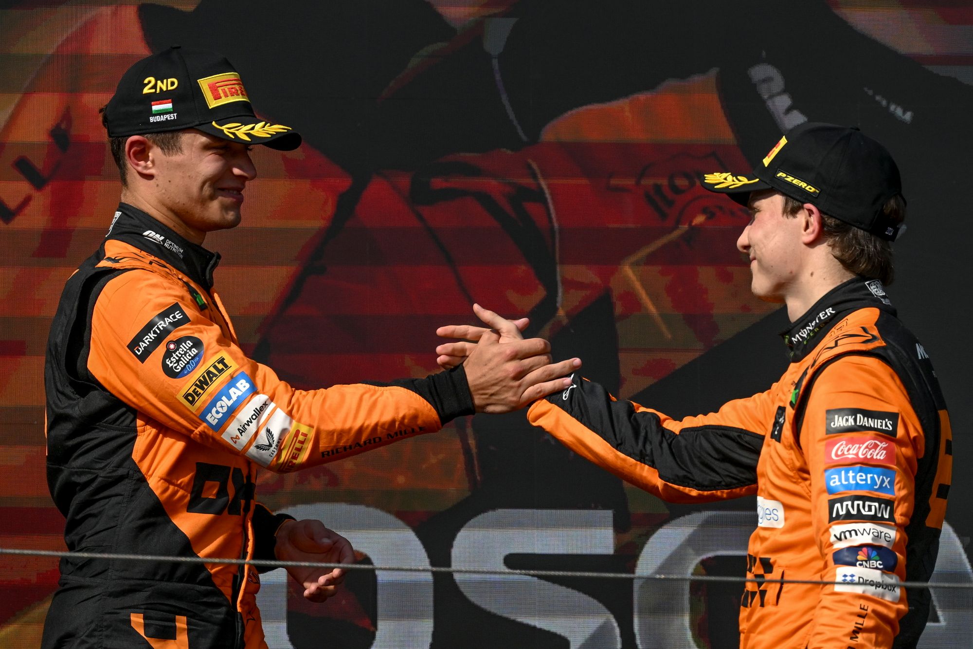 Наезд на финиш: за титул в «Формуле-1» борются сразу трое, эксперты оценили их шансы - свежие новости на Toplenta по теме rb