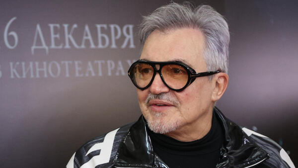 66-летний Дмитрий Дибров встречается с молодой вдовой и матерью нескольких детей - похожая новость на Toplenta