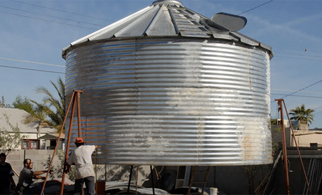 Супруги купили цистерну и за год превратили ее в дом, который попал на обложку журнала. Видео - похожая новость на Toplenta