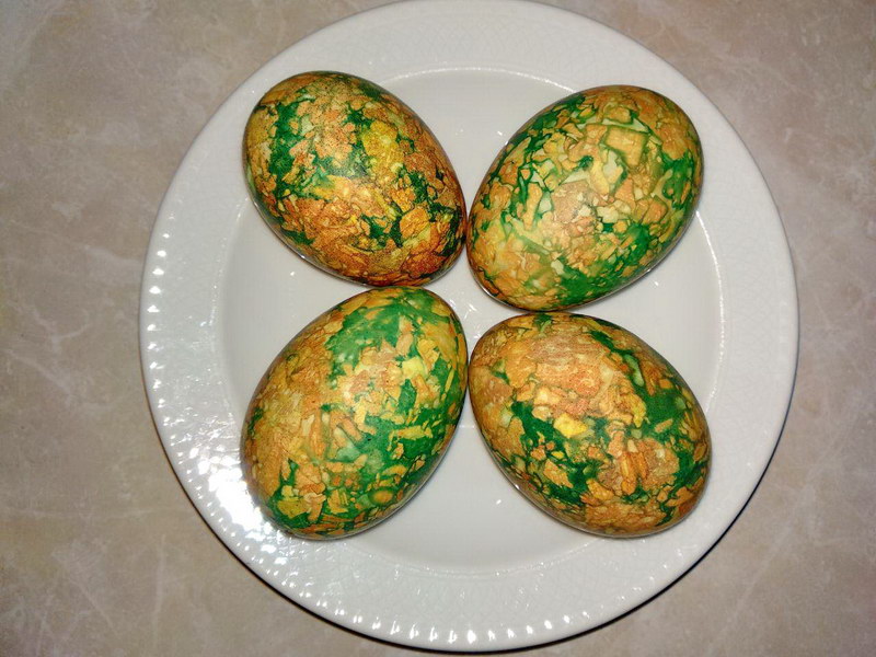 Оригинальные «Мраморные» яйца к Пасхе. Понадобится таже луковая шелуха - свежие новости на Toplenta
