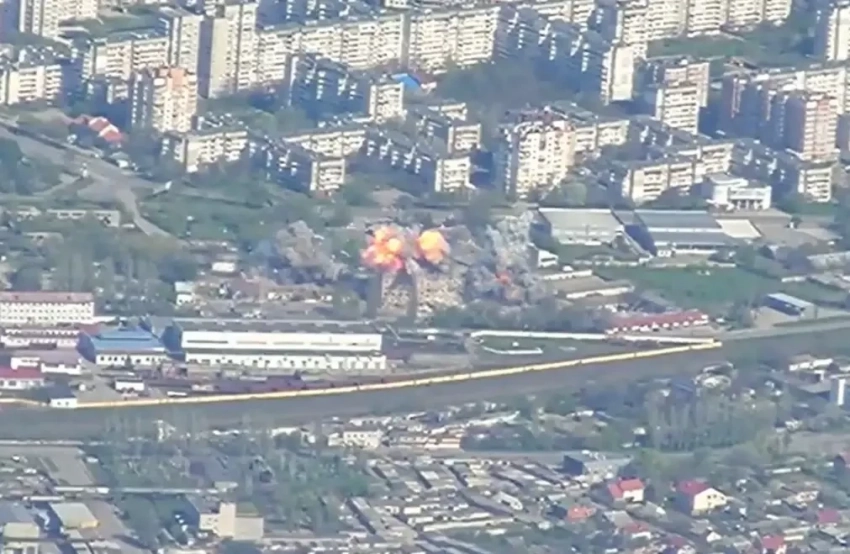 Российские дроны засняли момент точного попадания 4-х российских ФАБов по объекту ВСУ в Херсоне - свежие новости на Toplenta