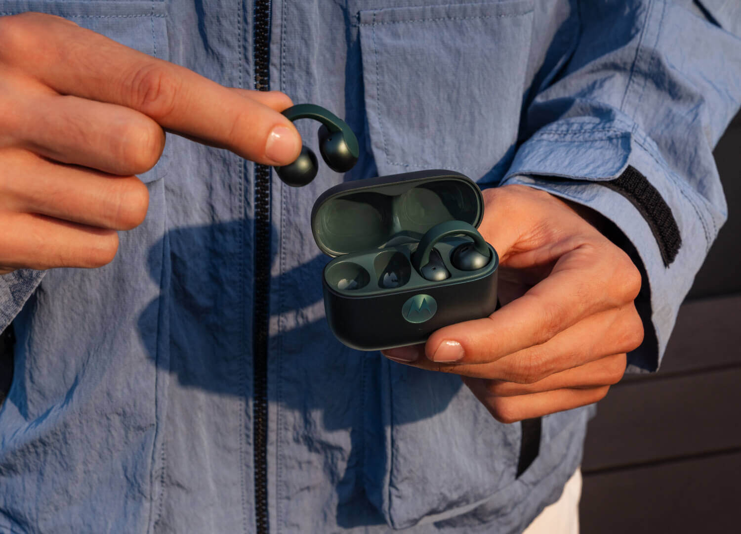 Motorola выпустила беспроводные наушники Buds Loop - свежие новости на Toplenta по теме новости дизайна