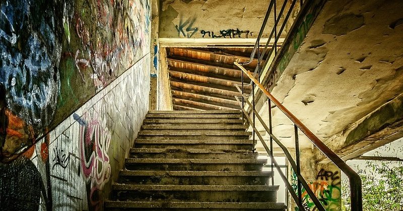 Сюрреалистичный мир российских подъездов - свежие новости на Toplenta по теме под