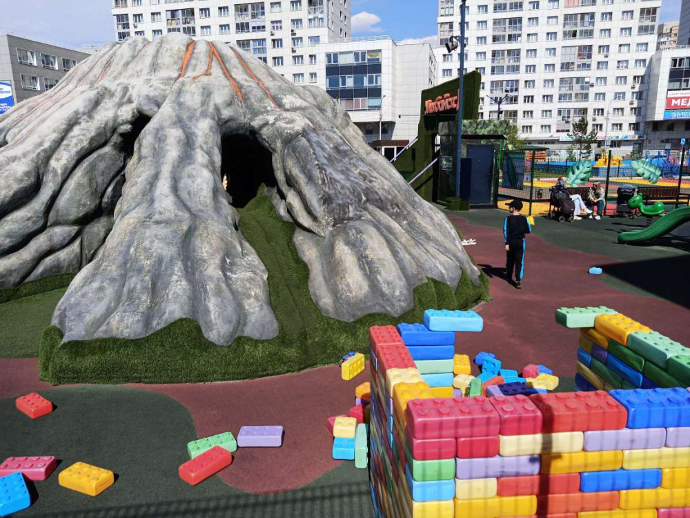 На детской площадке в Красноярске солнечным весенним днём - свежие новости на Toplenta по теме Обит