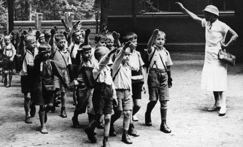 Как жили дети в нацистской Германии: от букварей до концлагерей - свежие новости на Toplenta