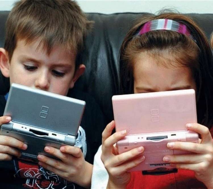 Как оторвать ребенка от гаджетов? Работающая техника французского психолога - похожая новость на Toplenta