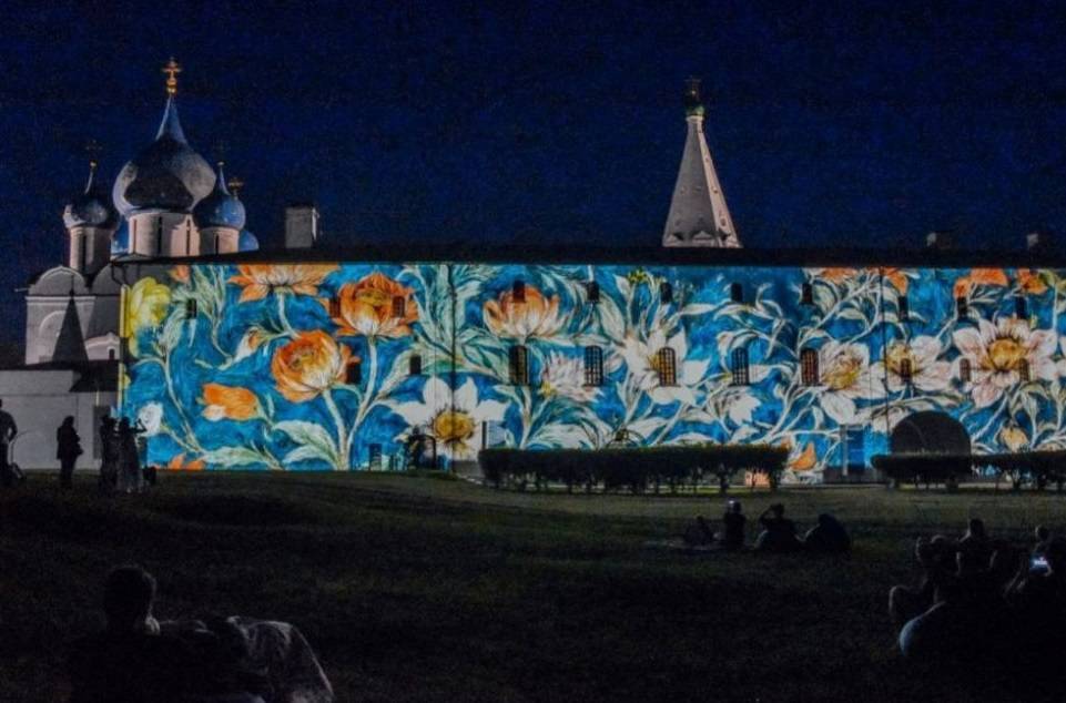 Яркое аудиовизуальное шоу транслируют на стены Суздальского Кремля - свежие новости на Toplenta по теме администрация