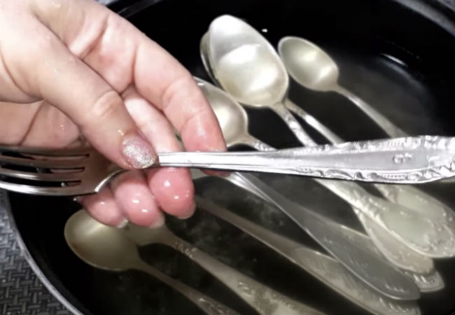 Тусклые ложки и вилки сияют как новые: оставили в соде на 20 минут - свежие новости на Toplenta по теме интересные идеи