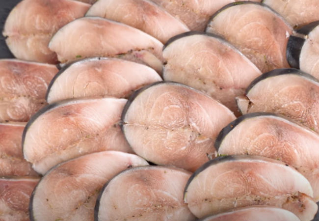 Солим скумбрию вкуснее красной рыбы: 4 часа стоит на кухне, а потом 2 в морозилке - свежие новости на Toplenta