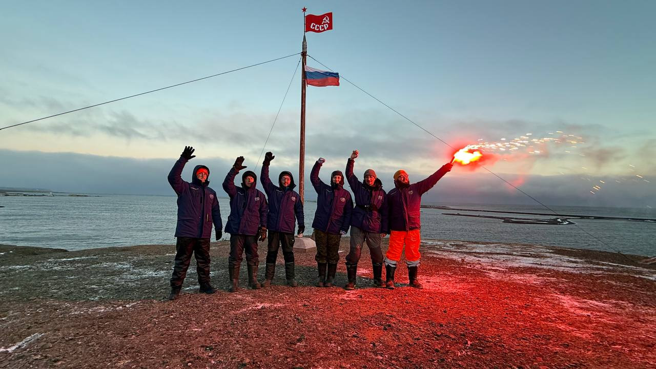 Экспедиция Русского географического общества восстановила исторический флаг на острове Врангеля - свежие новости на Toplenta по теме стихи