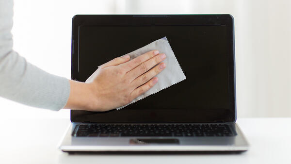 Почему нельзя вытирать экран обычной тряпкой — убьете дисплей в считанные дни - свежие новости на Toplenta по теме новости дизайна