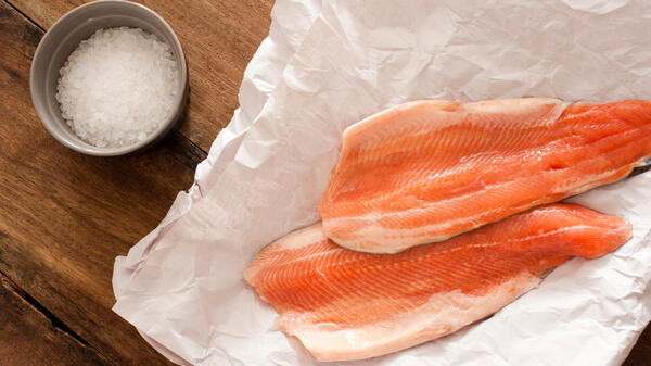 Как правильно засолить красную рыбу дома — не забудьте про гнет, лимон и масло - свежие новости на Toplenta по теме новости дизайна