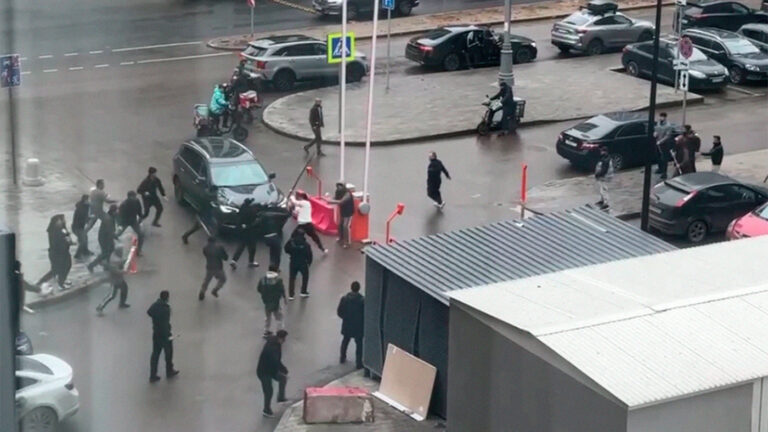 Сколько же можно терпеть?  Мигранты в Москве устраивают уже настоящие побоища - свежие новости на Toplenta