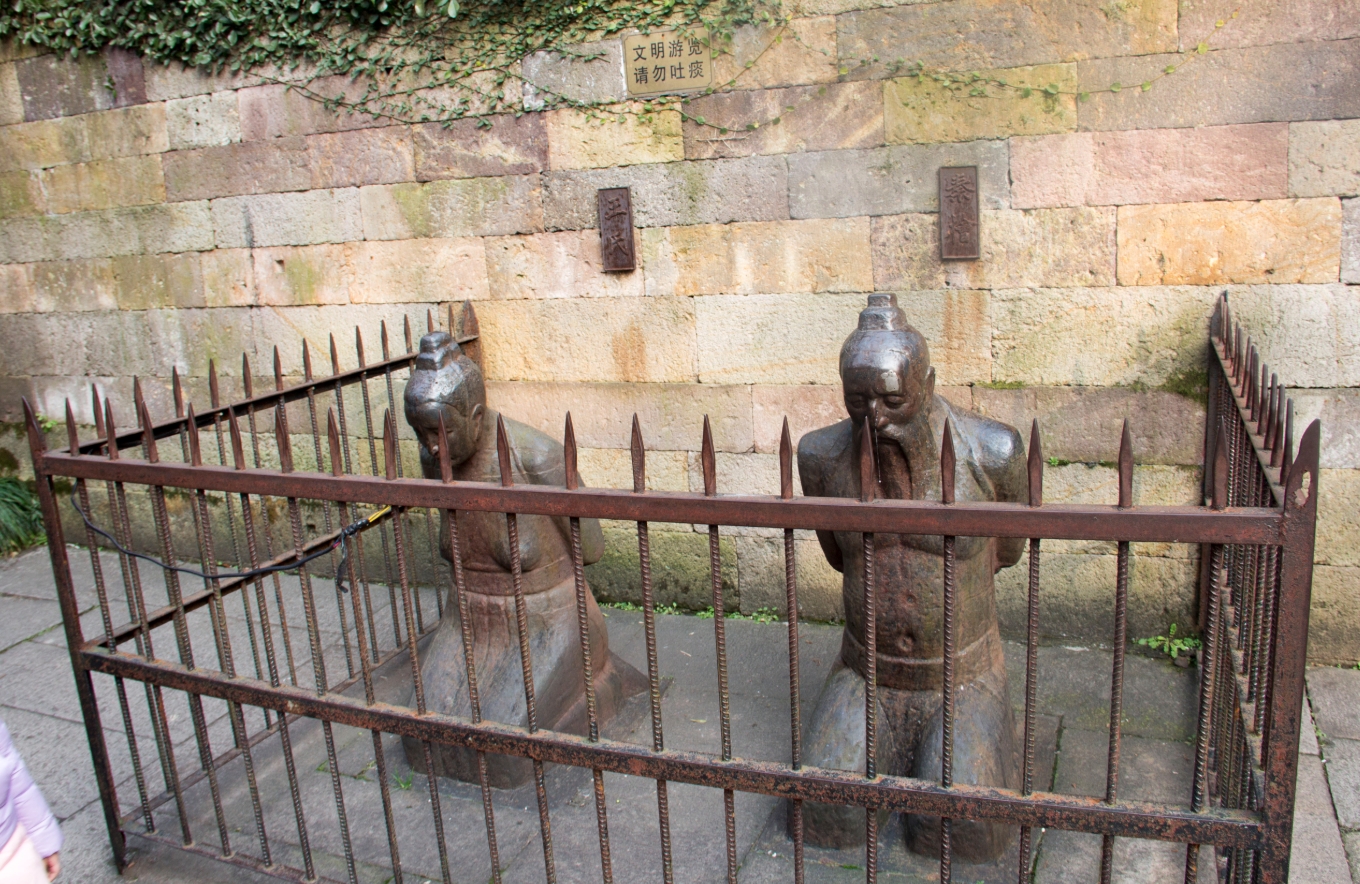 Самые ненавистные люди в Китае — их статуи получают тысячи пощечин в день - свежие новости на Toplenta по теме человечество