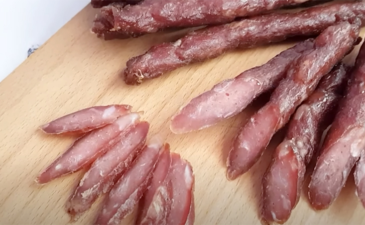 Копченые колбаски в обычной духовке. Получаются с первого раза и могут храниться очень долго - свежие новости на Toplenta по теме интересные идеи