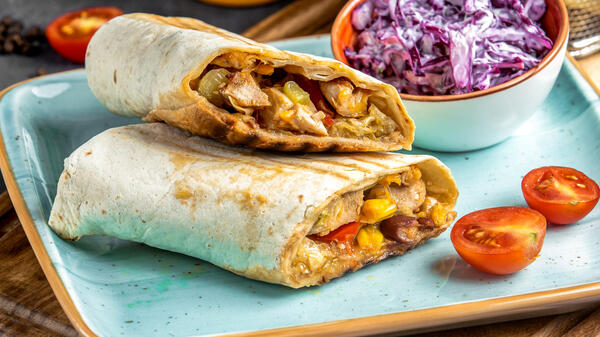 Как не ошибиться, выбирая шаурму или шаверму, в чем разница и что вкуснее - похожая новость на Toplenta