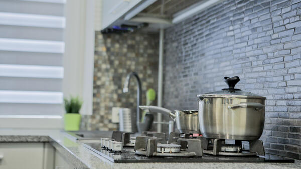 Как обыграть на кухне газовую трубу, которая удешевляет интерьер - свежие новости на Toplenta по теме Новости моды