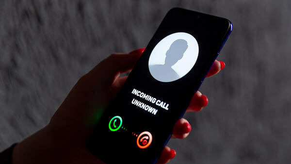 Зачем мошенники звонят с иностранных номеров — ловят на удочку из трех цифр - свежие новости на Toplenta