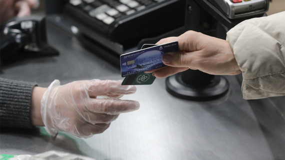 Минфин не ожидает сильного подорожания обслуживания банковских карт - Общество на Toplenta