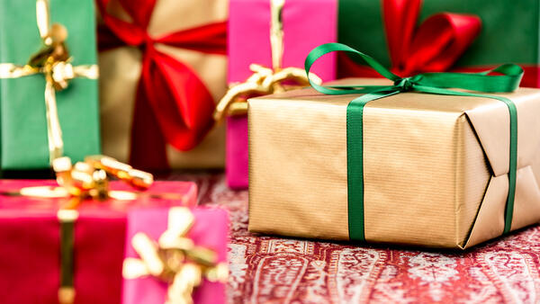 Подойдет девочкам: какой подарок купить ребенку на Новый год 2026 - похожая новость на Toplenta