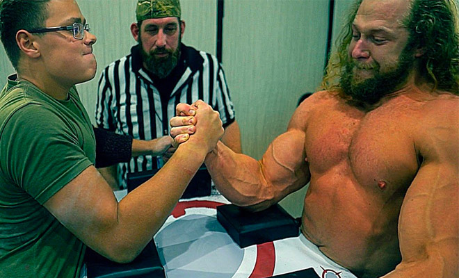 Силачи пытаются победить чемпиона-школьника, но гений армрестлинга выигрывает не вспотев: видео - похожая новость на Toplenta