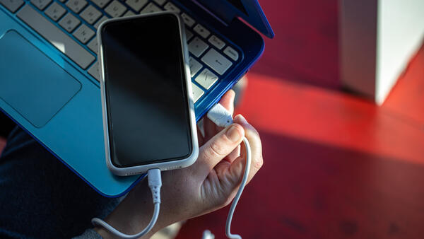 Что будет, если пользоваться смартфоном и ноутбуком во время зарядки — правда может сильно удивить - похожая новость на Toplenta