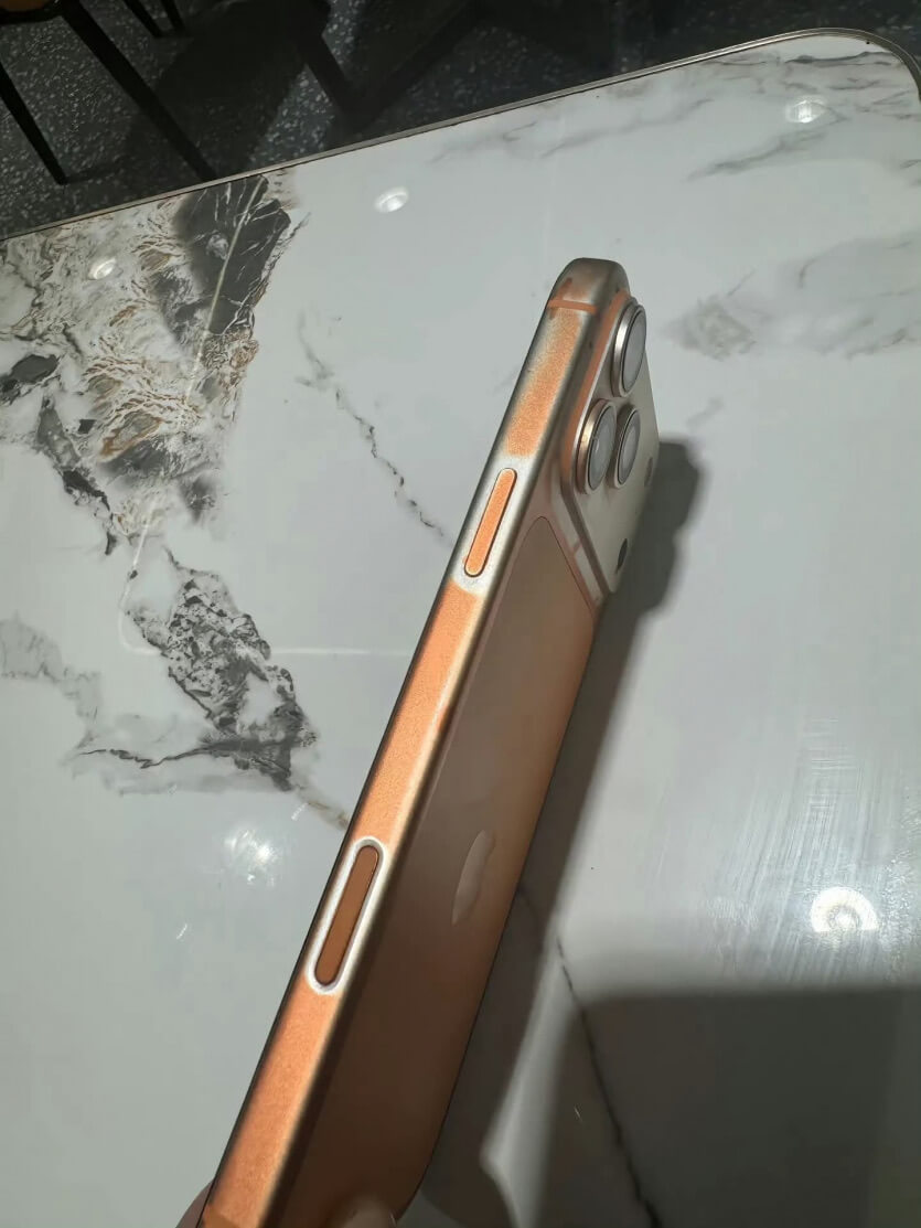 Краска на оранжевых iPhone 17 Pro стирается влажными салфетками - Общество на Toplenta