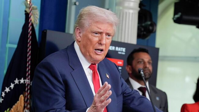 Трамп вновь замазал синяк на руке тональным кремом - свежие новости на Toplenta