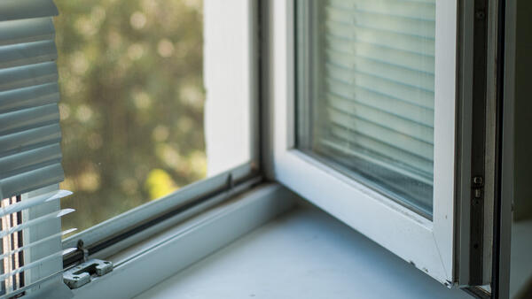 Как за две минуты отмыть окна от черной плесени — сэкономьте силы на уборке - похожая новость на Toplenta