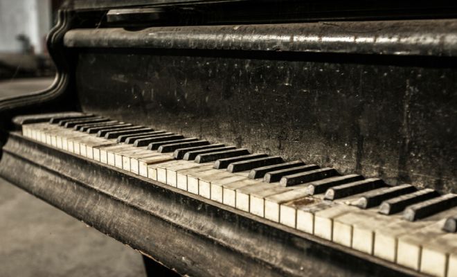 Люди купили квартиру и решили выбросить пианино прошлых жильцов. Когда его стали разбирать, из корпуса посыпались деньги - свежие новости на Toplenta по теме Общее