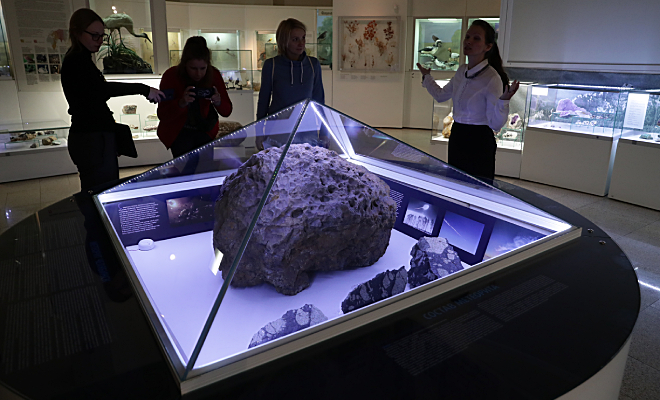 Камера наблюдения в музее сняла необычное поведение Челябинского метеорита. Его капсула открылась сама по себе - свежие новости на Toplenta по теме Максим Степанов